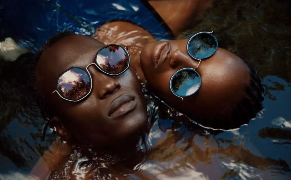 تصویری از دو مدل با عینک آفتابی